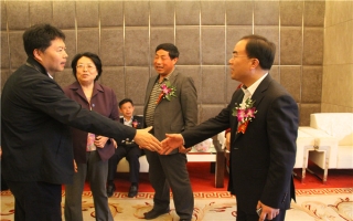 國家發(fā)展改革委資源節(jié)約與環(huán)境保護(hù)司牛波處長（和劉總握手）、全國墻材革新工作委員會會長滕軍力（女士）