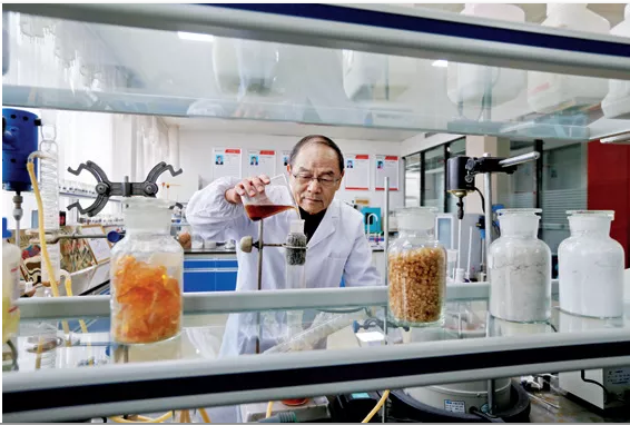 聘用高?？萍既藛T做技術(shù)顧問（王勉勵 / 攝影）